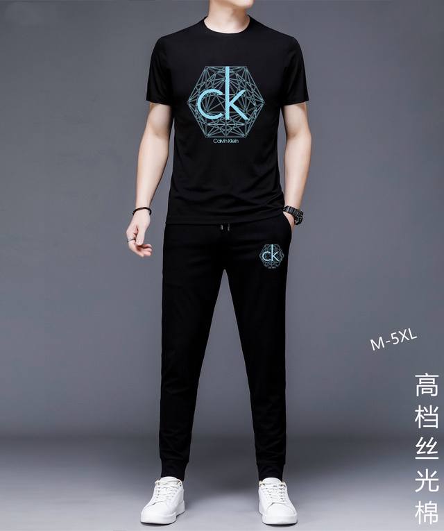 CK 胖子福音 2024官网同款.世界知名奢侈品牌.夏季男士 双丝光 高品质货套装 采用进口原单面料 ，当季时尚潮流款，百搭爆款。简洁大方，精密的车工，让您走在