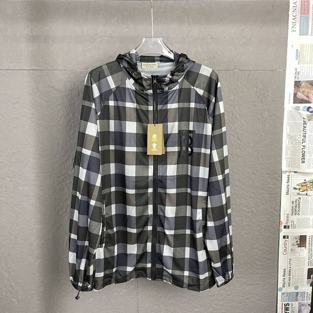 B30 Burberry 24SS格子 防晒服，几乎和原版一摸一样！真正做到进出专柜无压力的衣服！照片很难拍出质感！实物好到爆！弹力扣，细节都和原版一摸一样！