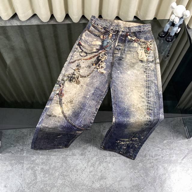 上新 Acne Studios｜24SS 3D打印花裤链条挂件做旧泥染泼墨宽松休闲牛仔裤 采用精棉斜纹布面料上面表面的牛仔色，链条都是通过3D立体数码直喷的印花