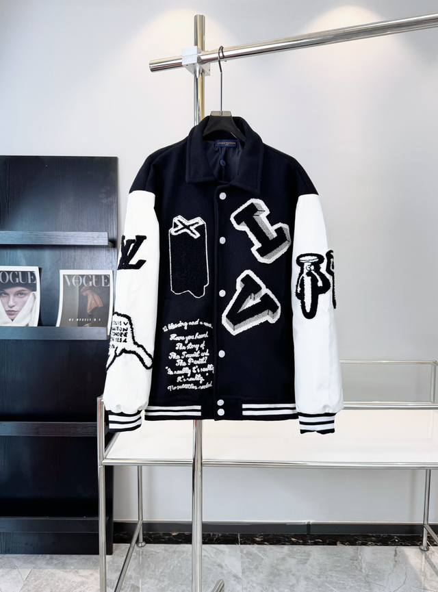 路易威登Louis Vuitton LV FW22秋冬单品 老花拼接皮袖毛巾绣棒球服毛呢夹克外套 原版纽扣开模定制 贴布绣对色对位 还有最为关键的是它的色牢度，