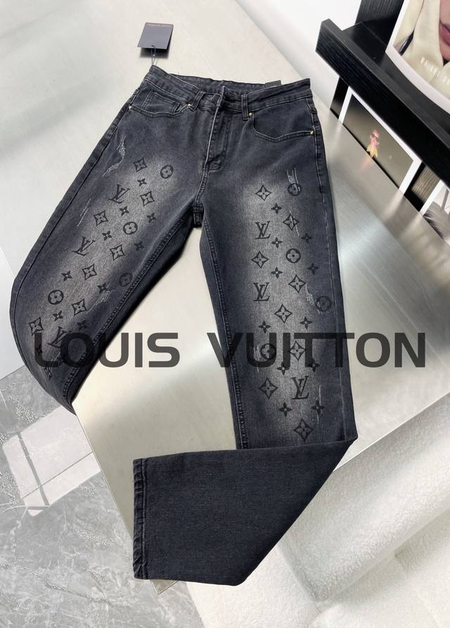 Louis Vuitton 路易威登 水洗高级灰渐变老花LOGO牛仔裤 力荐款 四季主推 重度水洗工艺 细节非常之多 调色近十几次 反复对比 无论是版型还是上身