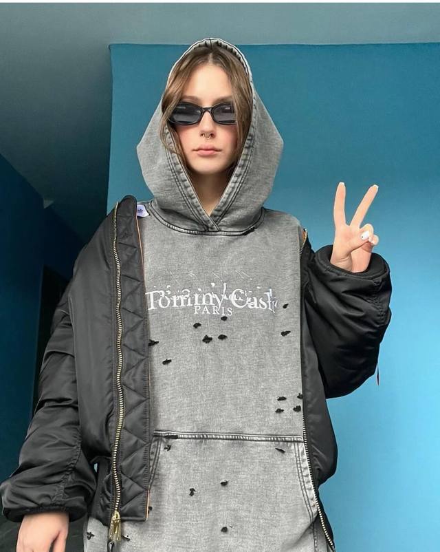 款号：8720 高版本 TommyCash 新款做旧破坏水洗破洞连帽卫衣 超破废土风满满 标语刺绣 重工炒洗 黑布炒到发白 重工整件破坏 +原版手感毛圈500克