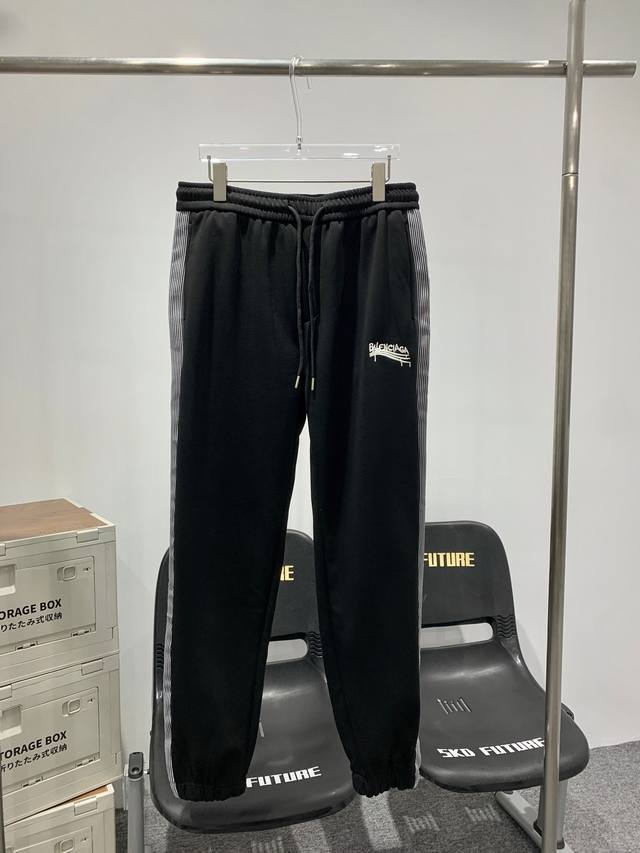 款号G418 新款加绒BALENCIAGA巴黎世家 23FW 侧边织带刺绣标识休闲运动束脚长裤 型款设计都无可挑剔的百搭款卫裤，户外运动都美的简约休闲，上身优雅