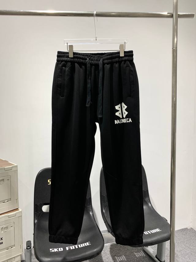 款号G415 新款Balenciaga 巴黎世家淡黄色胶带印花logo休闲束脚裤！ 巴黎世家Balenciaga是时尚界最有影响力的品牌之一。 1919年克里斯