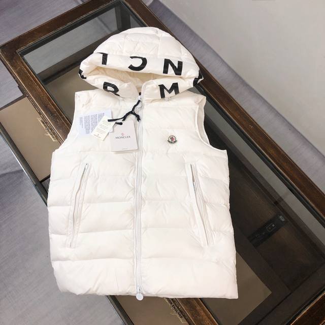 moncler 蒙口连帽字母印花男女同款羽绒马甲背心 原版面尼龙面料精心制作，正面胸口处装饰蒙口独具代表性的logo细节。原版打造，内里任何细节全部还原，真绒假