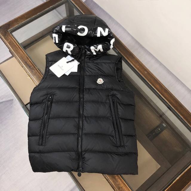 moncler 蒙口连帽字母印花男女同款羽绒马甲背心 原版面尼龙面料精心制作，正面胸口处装饰蒙口独具代表性的logo细节。原版打造，内里任何细节全部还原，真绒假