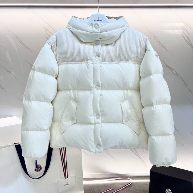 Moncler 冬季新品 Jaseur女士短款羽绒服夹克外套 超级奶油大泡芙. Jaseur女士短款羽绒夹克保暖而轻盈，灵感源自高山的冬日时光Jaseur短款羽