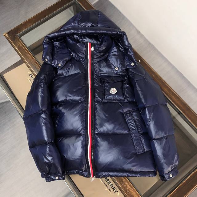 Moncler 蒙口男款羽绒服大货开启亚洲蒙口专柜有售 手袖配带防风松紧设计 个性双拉链 内里双层内胆 保证了衣服的保暖性和不跑绒 辅料细节五金全部到位 颜色：