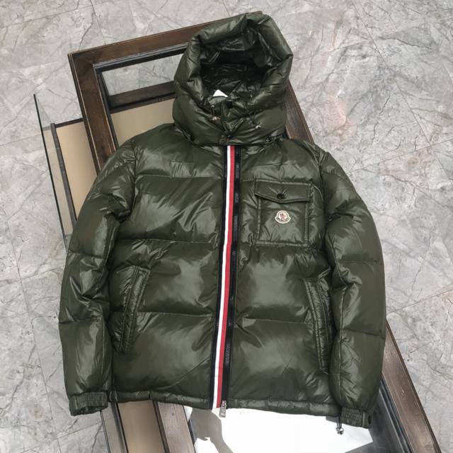 Moncler 蒙口男款羽绒服大货开启亚洲蒙口专柜有售 手袖配带防风手袖 内里双层内胆 保证了衣服的保暖性和不跑绒 辅料细节五金全部到位 黑色 白色 军绿色，码