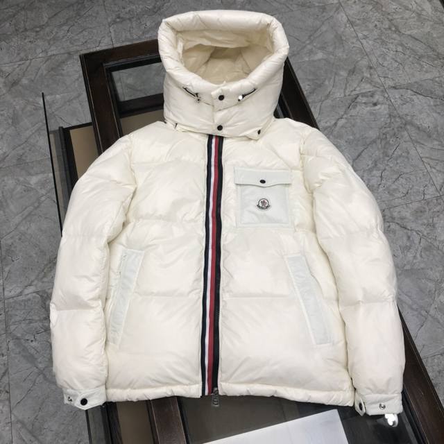 Moncler 蒙口男款羽绒服大货开启亚洲蒙口专柜有售 手袖配带防风松紧设计 个性双拉链 内里双层内胆 保证了衣服的保暖性和不跑绒 辅料细节五金全部到位 黑色