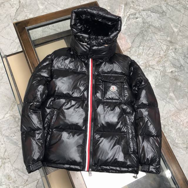 Moncler 蒙口男款羽绒服大货开启亚洲蒙口专柜有售 手袖配带防风手袖 内里双层内胆 保证了衣服的保暖性和不跑绒 辅料细节五金全部到位 黑色 白色 军绿色，码