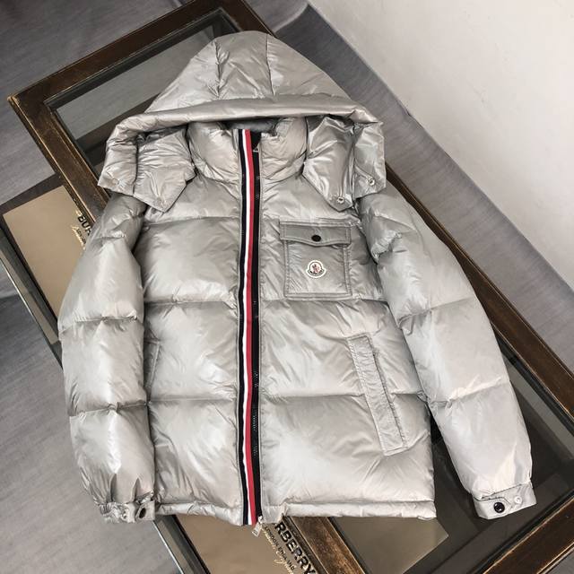 Moncler 蒙口男款羽绒服大货开启亚洲蒙口专柜有售 手袖配带防风松紧设计 个性双拉链 内里双层内胆 保证了衣服的保暖性和不跑绒 辅料细节五金全部到位 颜色：