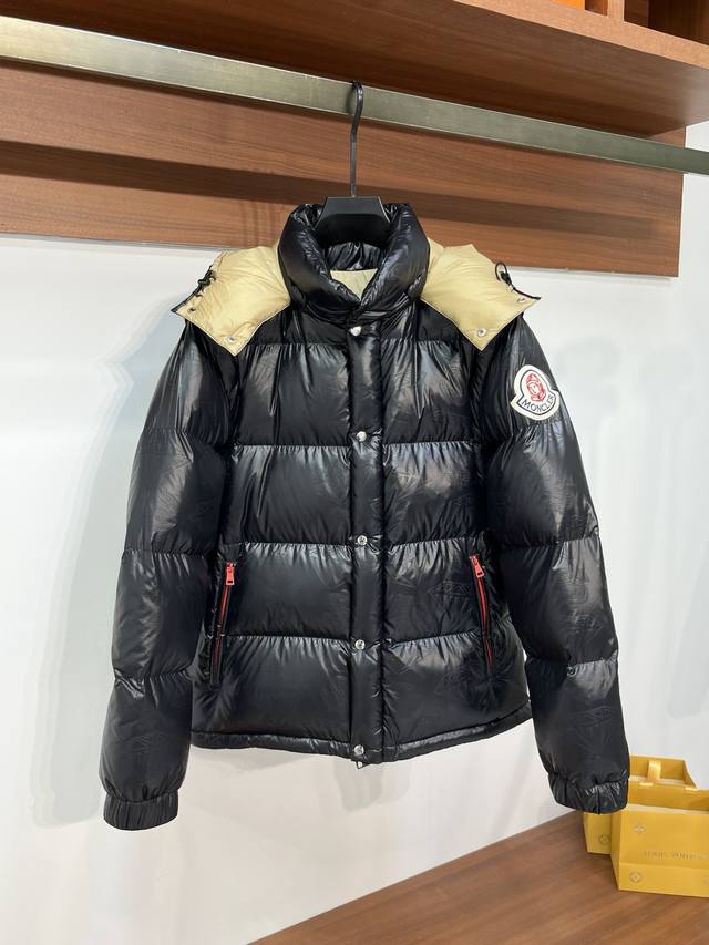 Moncler蒙口联名BBCicecream限量款可脱卸两穿满印羽绒服 Moncler 携手由 12harrell Williams 及 NIGO 共同推出的品