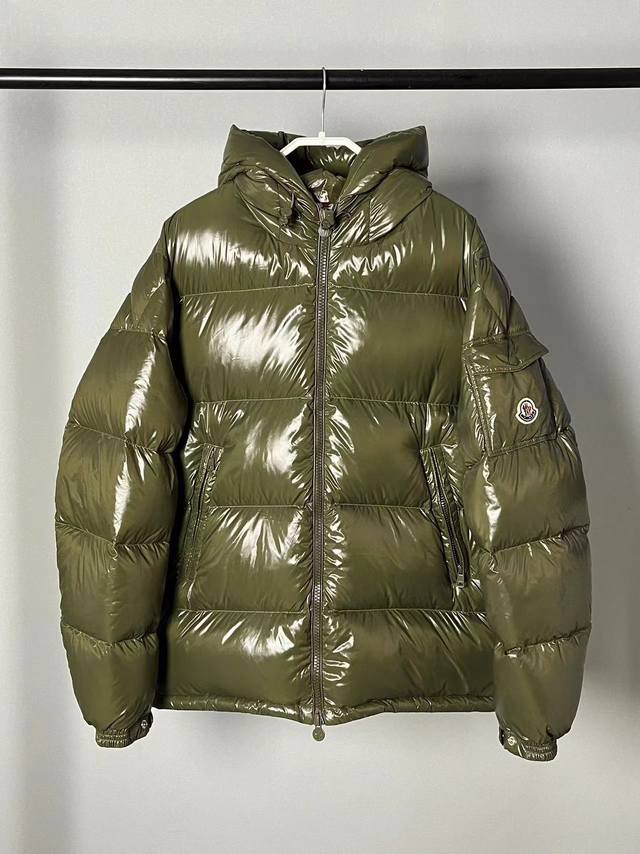 2024Moncler Ecrins 连帽羽绒服 独家发售 Ecrins是maya的升级版 漆面尼龙羽绒服 风帽搭配弹力抽绳 双向拉链门襟搭配徽标拉绊 侧面口袋