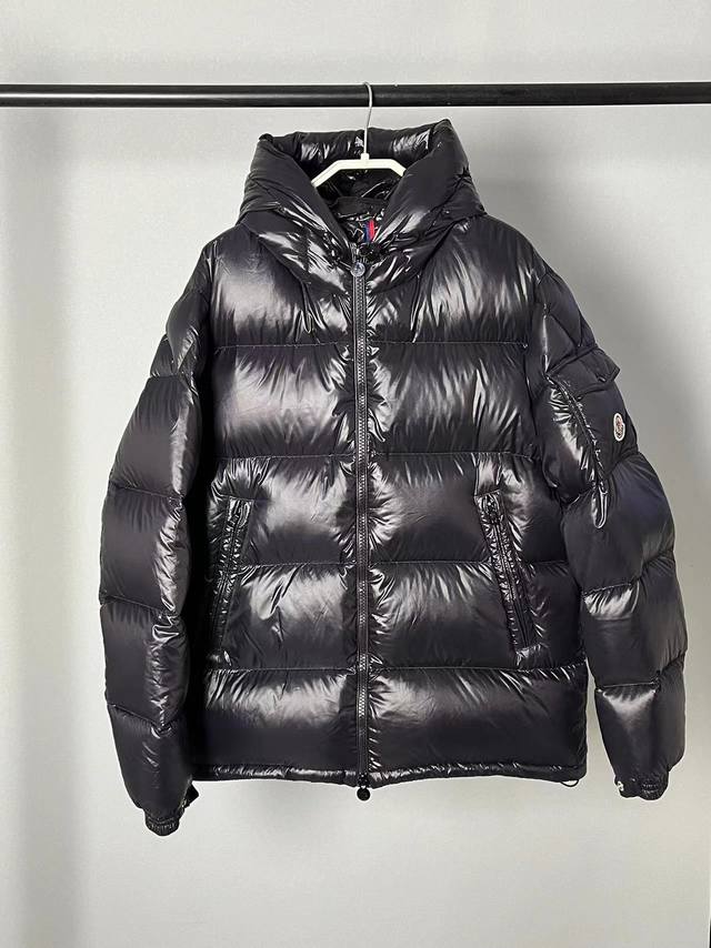 2024Moncler Ecrins 连帽羽绒服 独家发售 Ecrins是maya的升级版 漆面尼龙羽绒服 风帽搭配弹力抽绳 双向拉链门襟搭配徽标拉绊 侧面口袋