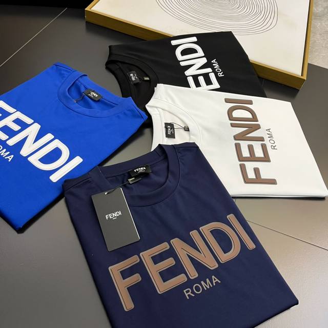 FEND24春夏男士圆领短袖， 采用 %全棉丝光材质制作而成 贴身舒适透气亲肤......胸前字母撞色印烫使其更加出彩，无论单穿还是内搭都很出彩，日常被翻牌最多