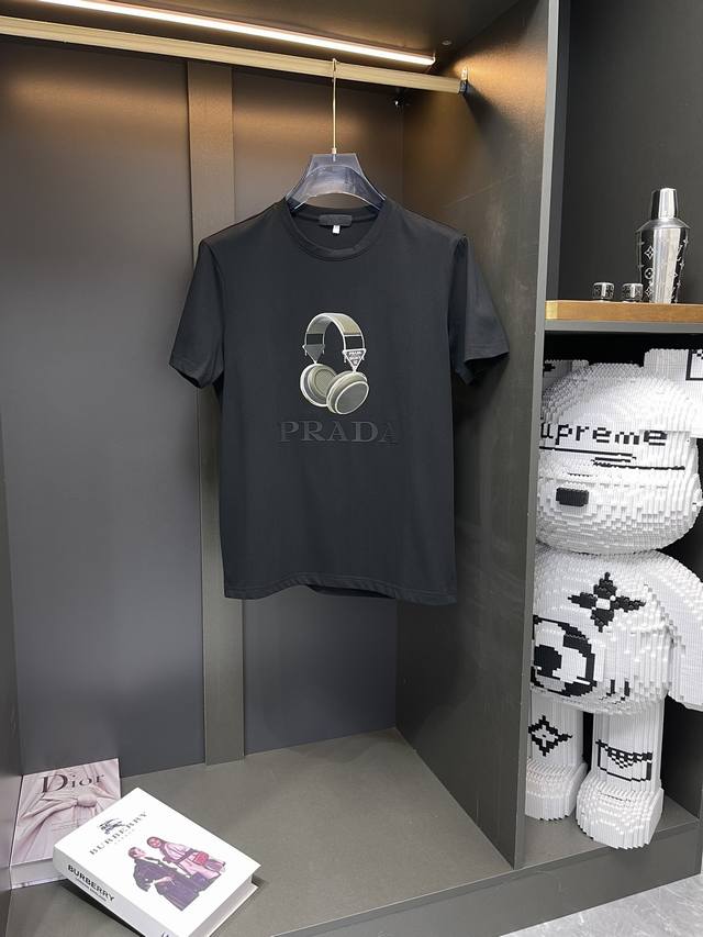 PRADA 普拉*.胖子福利 M-6XL{最大穿230斤｝立体凹凸工艺图案短袖 胸前印花短袖采用进口丝光棉面料。上身透气，不起球，手感柔软舒适，全衣平车走线立体 - 点击图像关闭