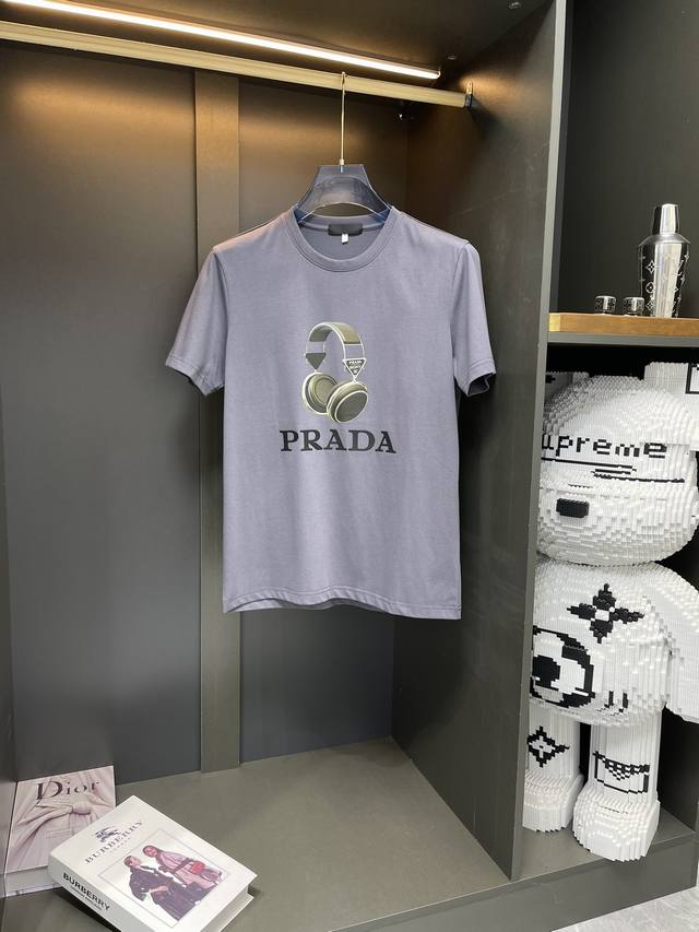 PRADA 普拉*.胖子福利 M-6XL{最大穿230斤｝立体凹凸工艺图案短袖 胸前印花短袖采用进口丝光棉面料。上身透气，不起球，手感柔软舒适，全衣平车走线立体