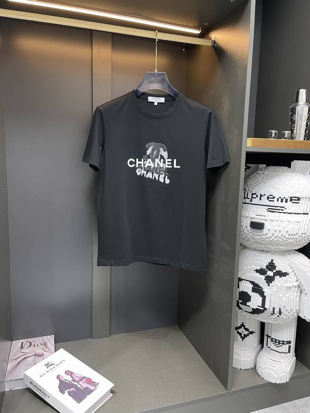 CHANEL香奈儿.胖子福利 M-6XL{最大穿230斤｝立体凹凸工艺图案短袖 胸前印花短袖采用进口丝光棉面料。上身透气，不起球，手感柔软舒适，全衣平车走线立体