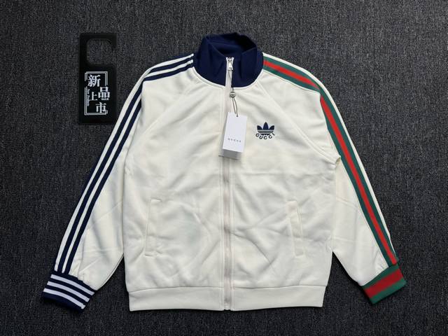 Gucci & Adidas 古驰联名阿迪达斯 22Fw 三叶草织带针织外套 对色定染弹性纤维毛料，由7S粗针织片打造，材质引用原版弹性粘胶纤维毛料对色定染而成