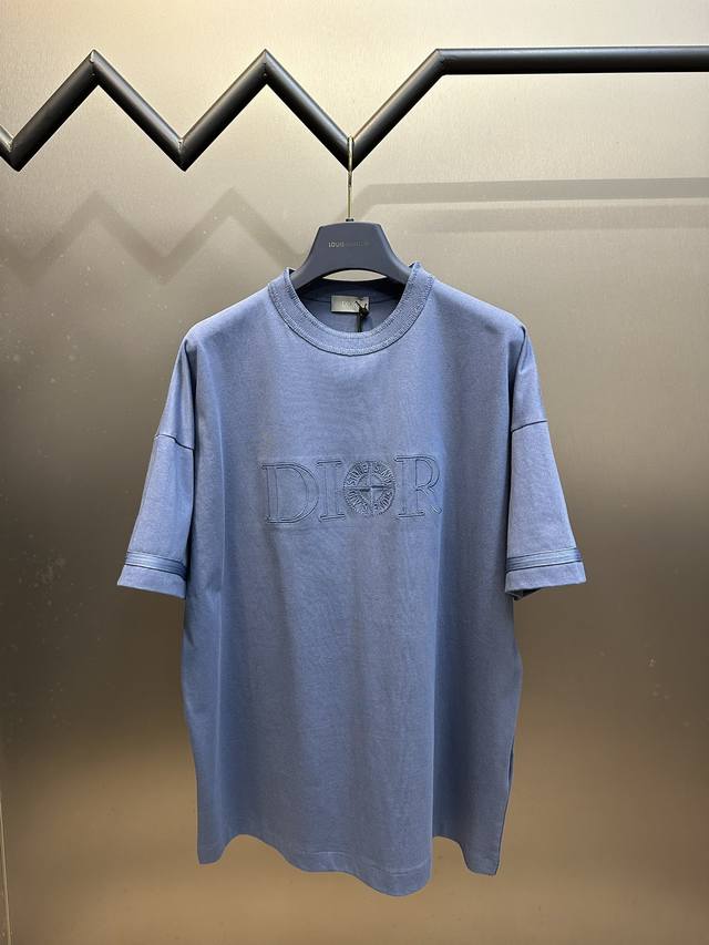 Dior 石头岛联名刺绣短袖 采用15S精棉平纹，230g。STONE ISLAND立体刺绣，挨针立体刺绣是一种结合了挨针针法和立体刺绣技巧的刺绣工艺。线条感和