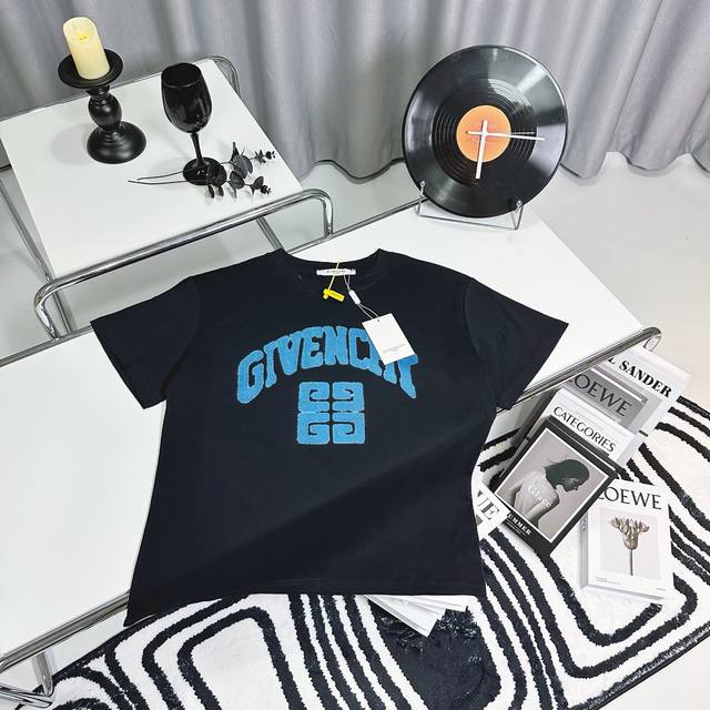 高端品质 Givenchy 2024 Fall 春夏系列 四宫格标识字体短袖T恤 区别市场其他版本 定织240G双纱纯棉面料 OS版型 全套辅料 男女同款 si