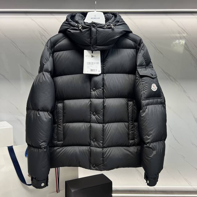 Moncler 秋冬新品 Vezere短款男士羽绒服夹克外套 特级95欧规鹅颈绒填充. 这款Vezere男士短款羽绒夹克是基础款保暖单品，彰显Moncler的风