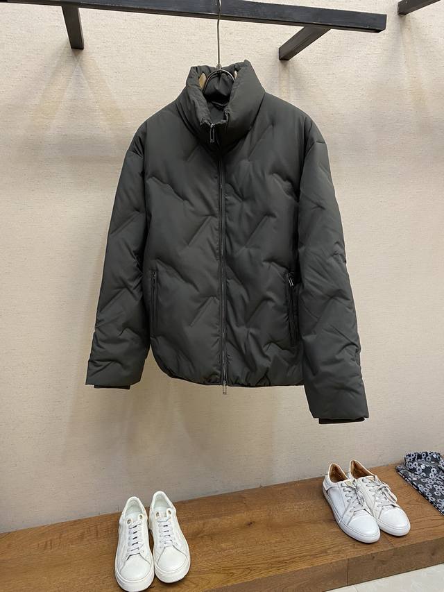 Emporio Armani Ea2024秋冬新款Qc Ea压胶Logo立领羽绒服，商务休闲的基本款，外层采用光电子科技面料，柔软，细腻，手感超级好。精选欧标9