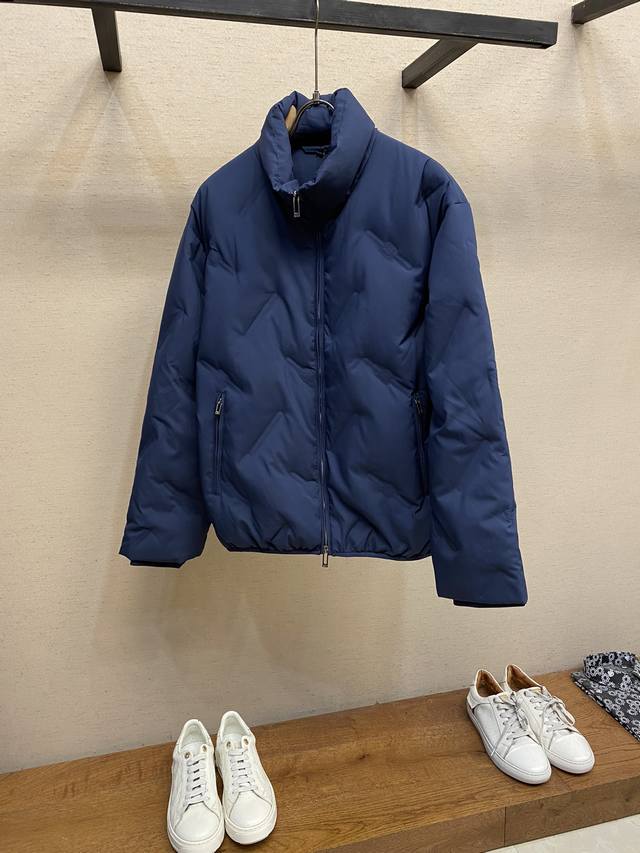 Emporio Armani Ea2024秋冬新款Qc Ea压胶Logo立领羽绒服，商务休闲的基本款，外层采用光电子科技面料，柔软，细腻，手感超级好。精选欧标9