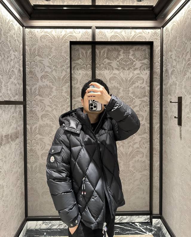 支持年后退换 带芯片 特级羽绒 Moncler Averole短款男士菱形格羽绒服夹克外套.特级鹅绒填充.原厂配套五金. Averole男士短款羽绒夹克具有抢眼