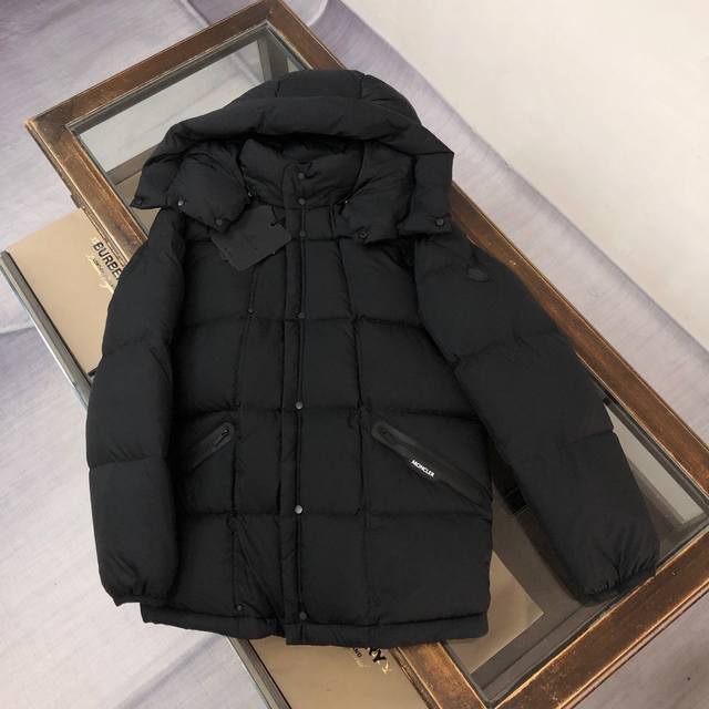 Moncler 蒙口 Loff Jacket 黑武士系列专柜同步上新有售～全新黑武士！采用90白鹅绒填充，内里羽绒都是均匀的分配，牢牢的锁住羽绒锁温，防寒保暖连