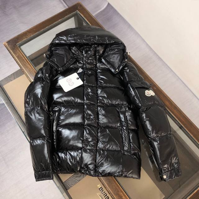 Moncler蒙口 Maya 70周年短款羽绒服 黑色 标志性的男士Moncler Maya 70羽绒夹克具有高辨识度，专为庆贺品牌70周年而设。 Moncle - 点击图像关闭