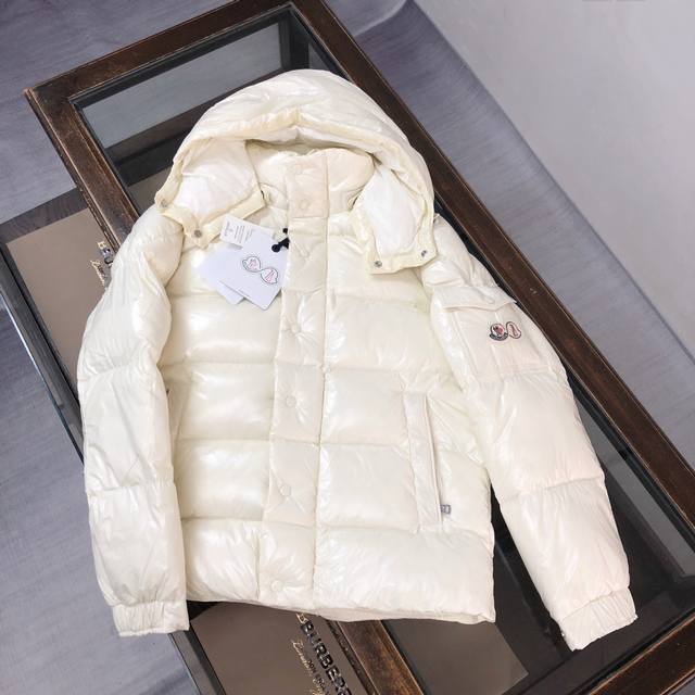 Moncler蒙口 Maya 70短款羽绒服 象牙白 标志性的男士Moncler Maya 70羽绒夹克具有高辨识度，专为庆贺品牌70周年而设。 Moncler