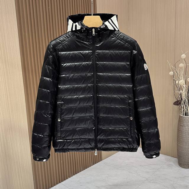 Moncler 蒙口 2024秋冬最新男士轻薄帽子螺纹羽绒服，官网同款，专柜在售！客供进口面料，防风防雪，手感一流，质感十足，不跑绒！内里充绒饱满，国际标准90