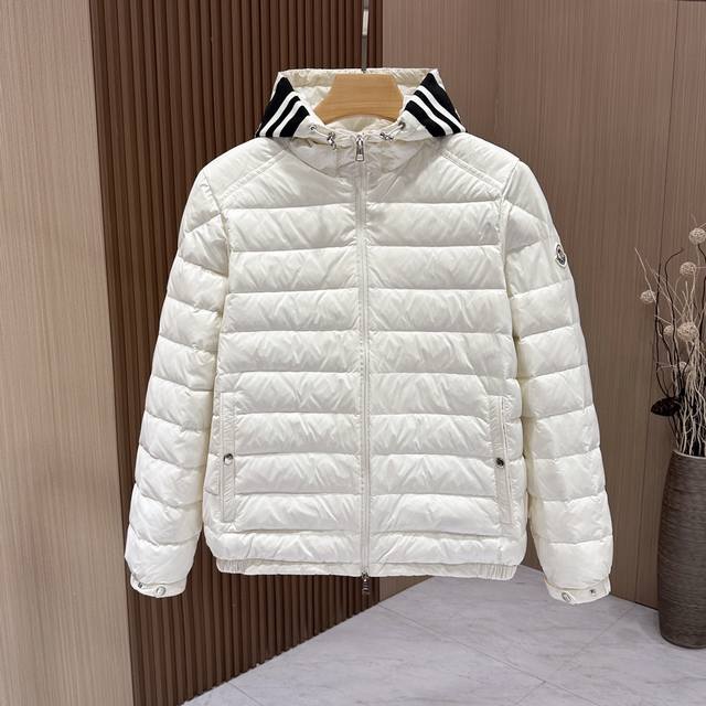 Moncler 蒙口 2024秋冬最新男士轻薄帽子螺纹羽绒服，官网同款，专柜在售！客供进口面料，防风防雪，手感一流，质感十足，不跑绒！内里充绒饱满，国际标准90