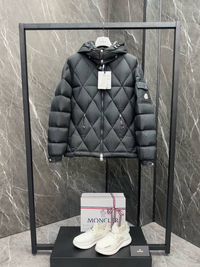 支持年后退换 特级羽绒Moncler Averole短款男士菱形格羽绒服夹克外套.特级鹅绒填充.原厂配套五金. Averole男士短款羽绒夹克具有抢眼缝线图案，