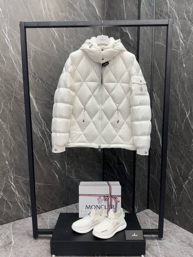 支持年后退换 P顶级版本 特级羽绒Moncler Averole短款男士菱形格羽绒服夹克外套.特级鹅绒填充.原厂配套五金. Averole男士短款羽绒夹克具有抢