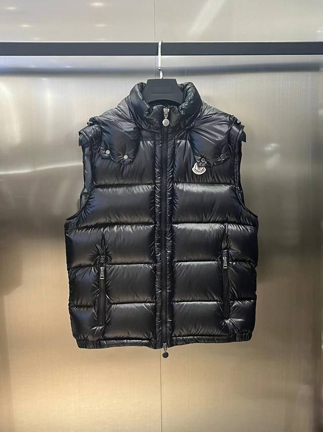 支持年后退换 2024最新专柜同步更新Moncler 独家实拍图升级新品蒙口Bor Me S羽绒马甲这款马甲采用标志性闪亮漆面尼龙制成，经典长方格衔缝令其脱颖