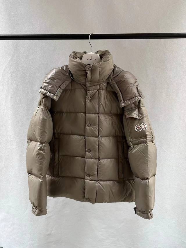 Moncler Maya 70短款羽绒夹克 标志性的男士Moncler Maya 70羽绒夹克具有高辨识度，专为庆贺品牌70周年而设。 尺码：12345 颜色： - 点击图像关闭