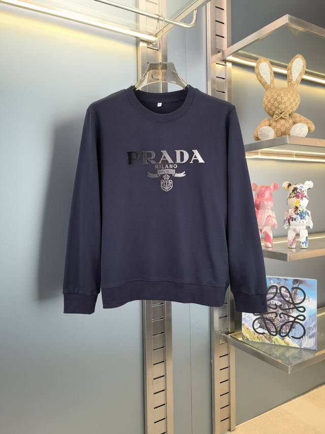 支持年后退换 Prada 普拉达 2024秋冬 新款设计感卫衣 官网同步！这款T恤极简主义设计和精美细节于一身。Oversize饰边引人联想蒂罗尔着装细节，召唤