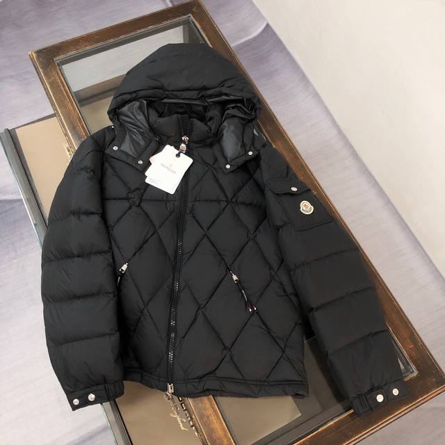 支持年后退换 Moncler Averole短款男士菱形格羽绒服夹克外套！特级鸭绒填充！原厂配套五金～ Averole男士短款羽绒夹克具有抢眼缝线图案，融汇菱形