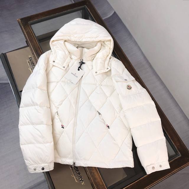 支持年后退换 Moncler Averole短款男士菱形格羽绒服夹克外套！特级鸭绒填充！原厂配套五金～ Averole男士短款羽绒夹克具有抢眼缝线图案，融汇菱形