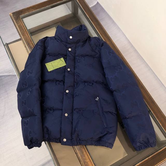 Gucci 古驰 2024秋冬最新款暗纹提花羽绒服！ 外层面料采用定制Gg帆布属于环保有机棉质 质感硬挺有型手感摸起来自带肌理感 面料硬挺 面料前处理冷堆48小