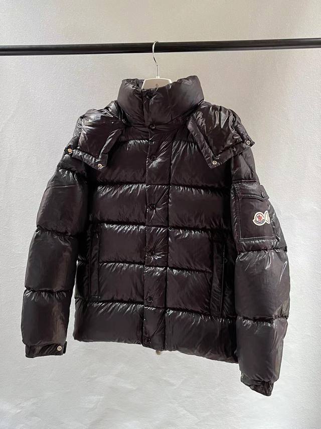 Moncler Maya 70短款羽绒夹克 标志性的男士Moncler Maya 70羽绒夹克具有高辨识度，专为庆贺品牌70周年而设。 尺码：12345 颜色：