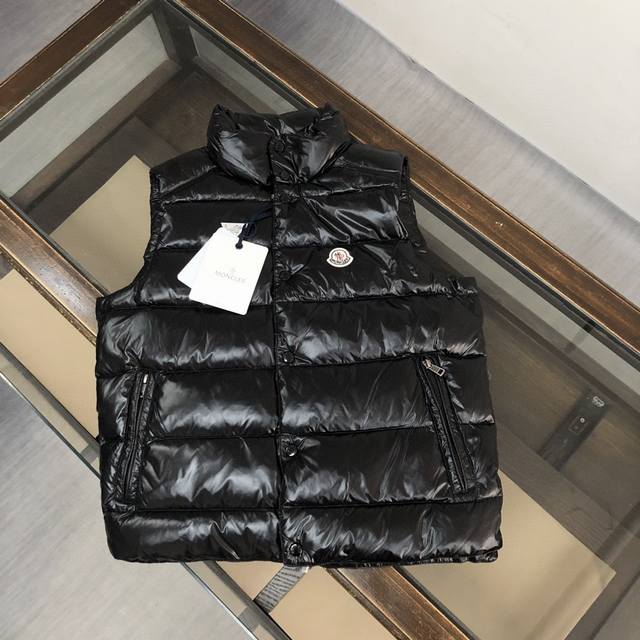 蒙口Moncler 经典羽绒马甲立领的设计灵感来自于Moncler 80年代的标志性外套。它得以重新演绎，渗入了现代和动感的元素。这款背心，体现了那些总想成为冠 - 点击图像关闭