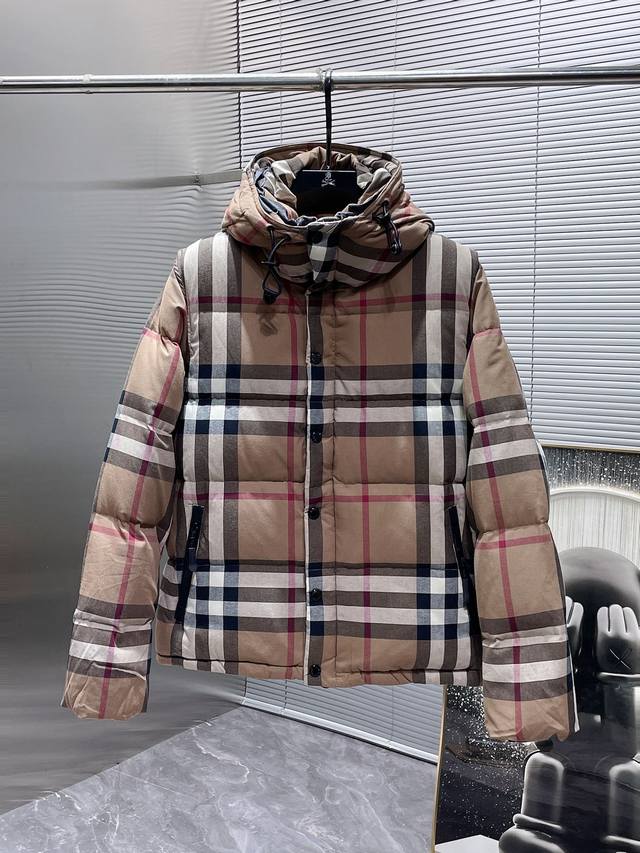 巴宝莉 Burberry 秋冬新款连帽羽绒服外套，一衣两穿，可拆马甲，爆款来袭，高版本。内充90绒，蓬松又保暖，品相超级好。进口防风防雨面料，软糯亲肤，抗皱不沾 - 点击图像关闭