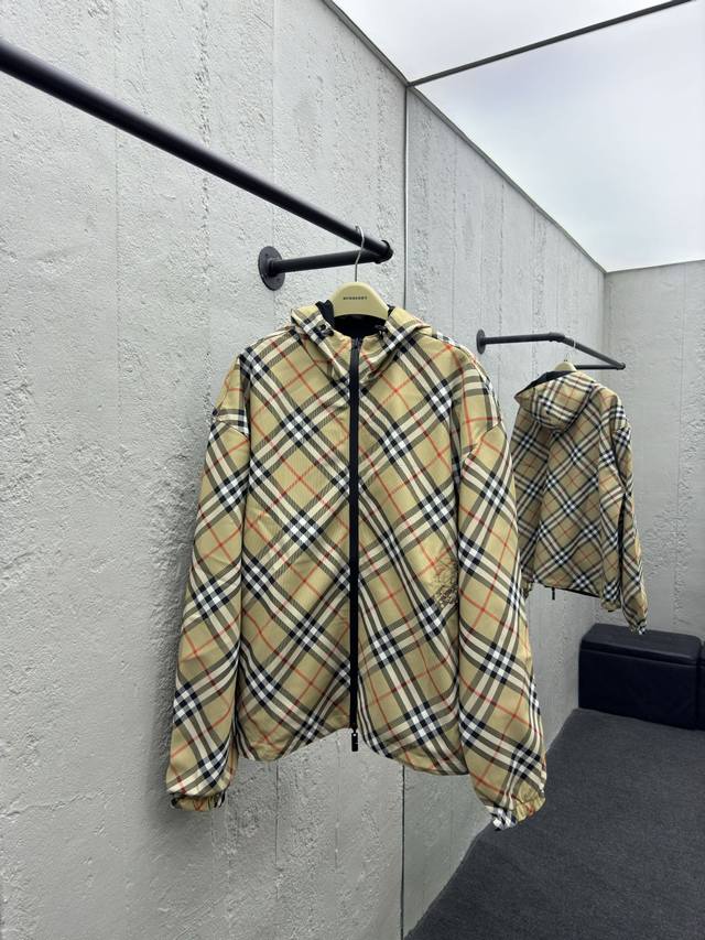 支持年后退换 Burberry 斜格纹马术刺绣外套 工艺说明：格纹斜纹面料打造，反面为纯色尼龙材质。搭配及腰衣摆，饰有马术骑士徽标 Ekd 贴花，呈现休闲宽松版 - 点击图像关闭