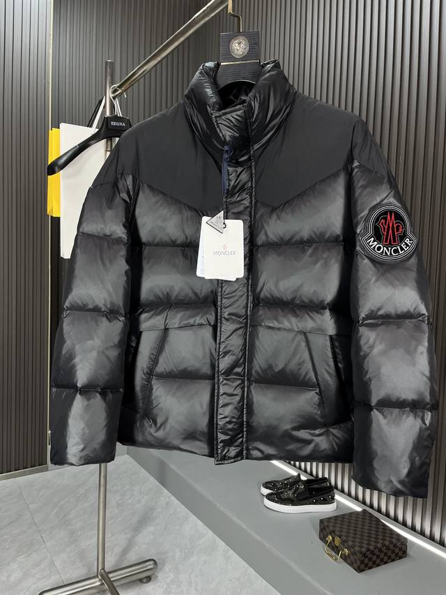 支持年后退换， Moncler 蒙口 2024Ss冬季最新品立领羽绒服！官网同步！ 简约干练沉稳羽绒夹克款外套 简洁流畅线条感，绝对是吸引回头率的利器，立领修身