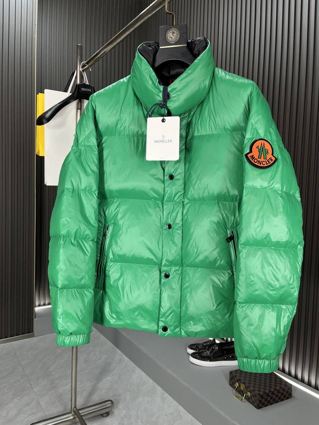 支持年后退换， Moncler 蒙口 2024Ss冬季最新品立领羽绒服！官网同步！ 简约干练沉稳羽绒夹克款外套 简洁流畅线条感，绝对是吸引回头率的利器，立领修身