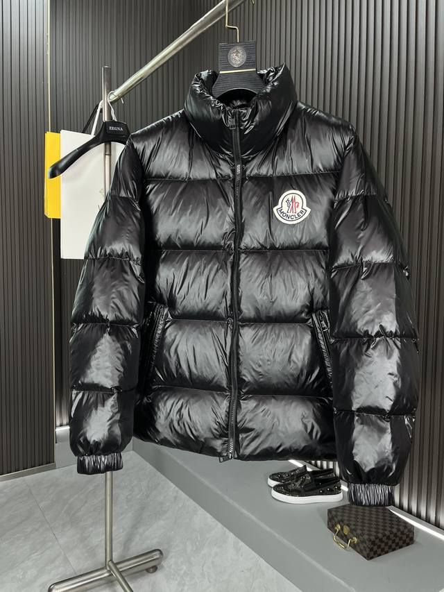 支持年后退换， Moncler 蒙口 2024冬季最新品立领羽绒服！官网同步！ 简约干练沉稳羽绒夹克款外套 简洁流畅线条感，绝对是吸引回头率的利器，立领修身版型